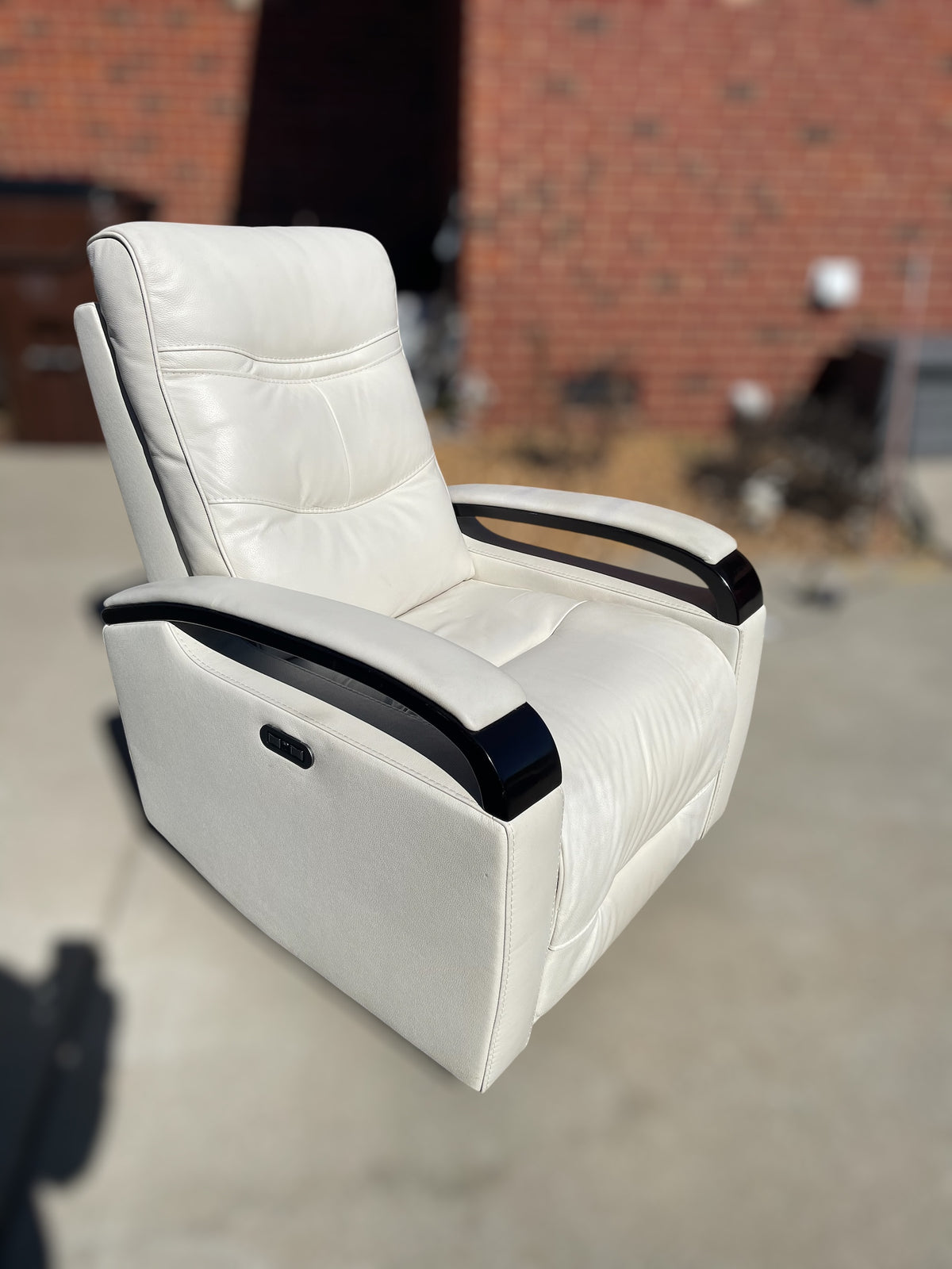 Canmore Leather Power Recliner with Power Headrest & USB - Costco