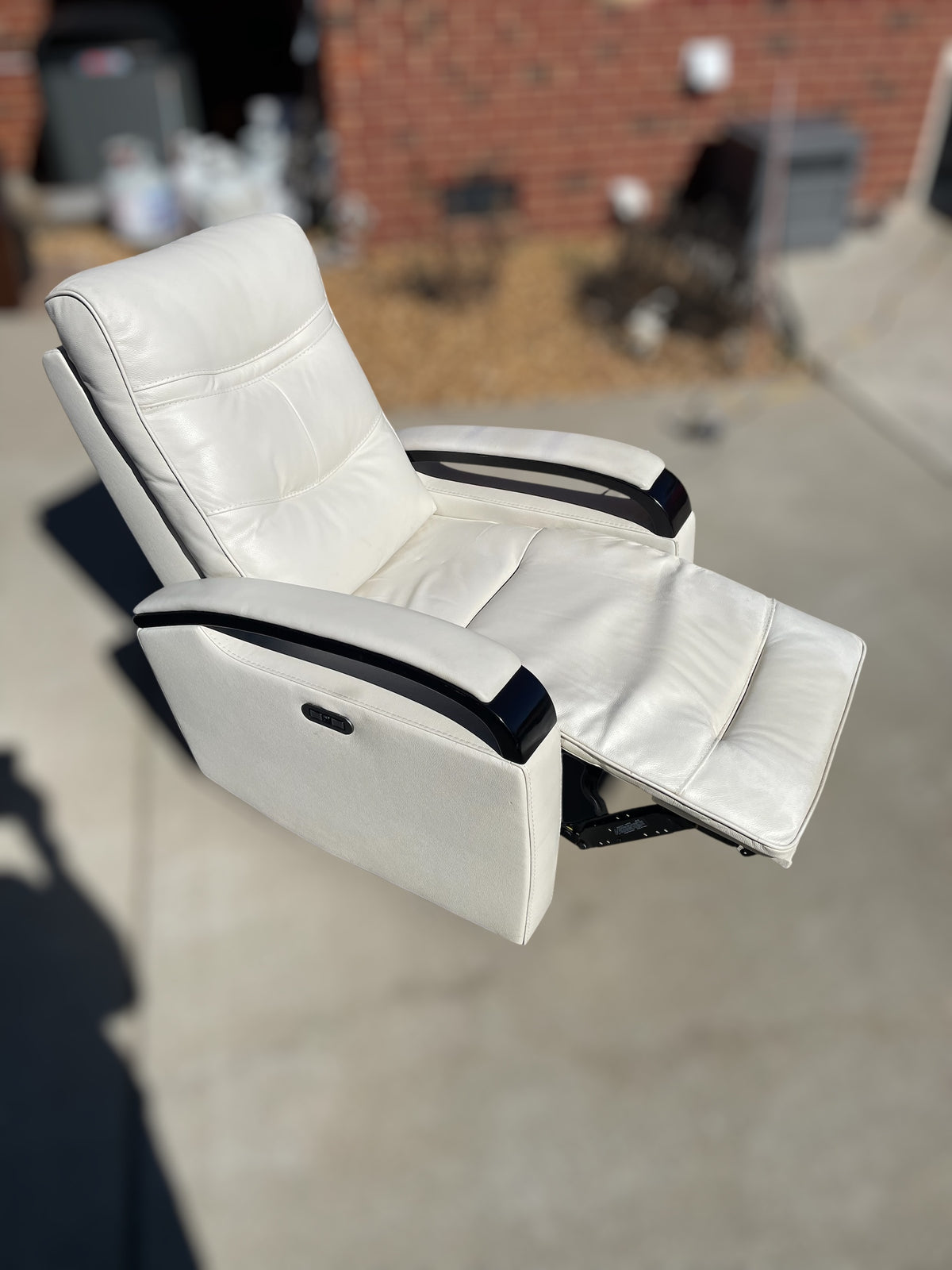 Canmore Leather Power Recliner with Power Headrest & USB - Costco